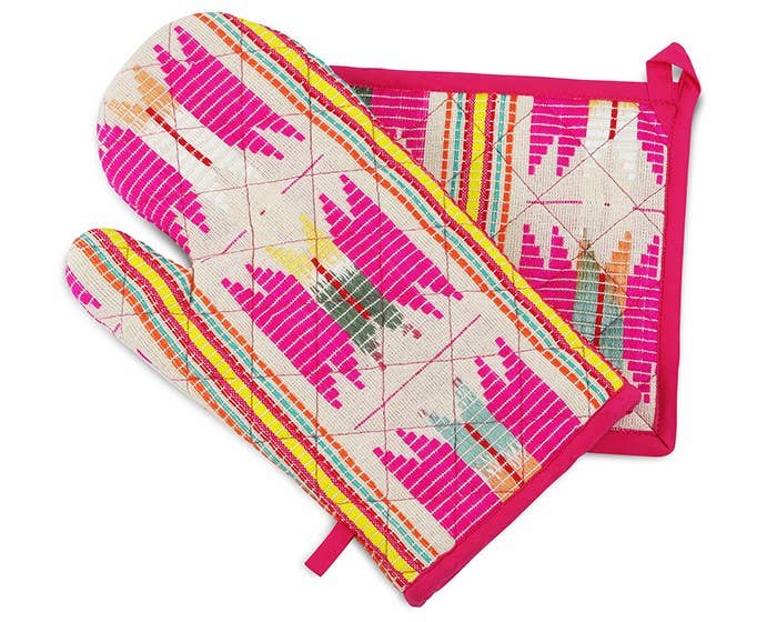 Casa Amarosa - Pink Star Oven Mitts & Pot Holder/ Set Of 2 - Jennie Dots