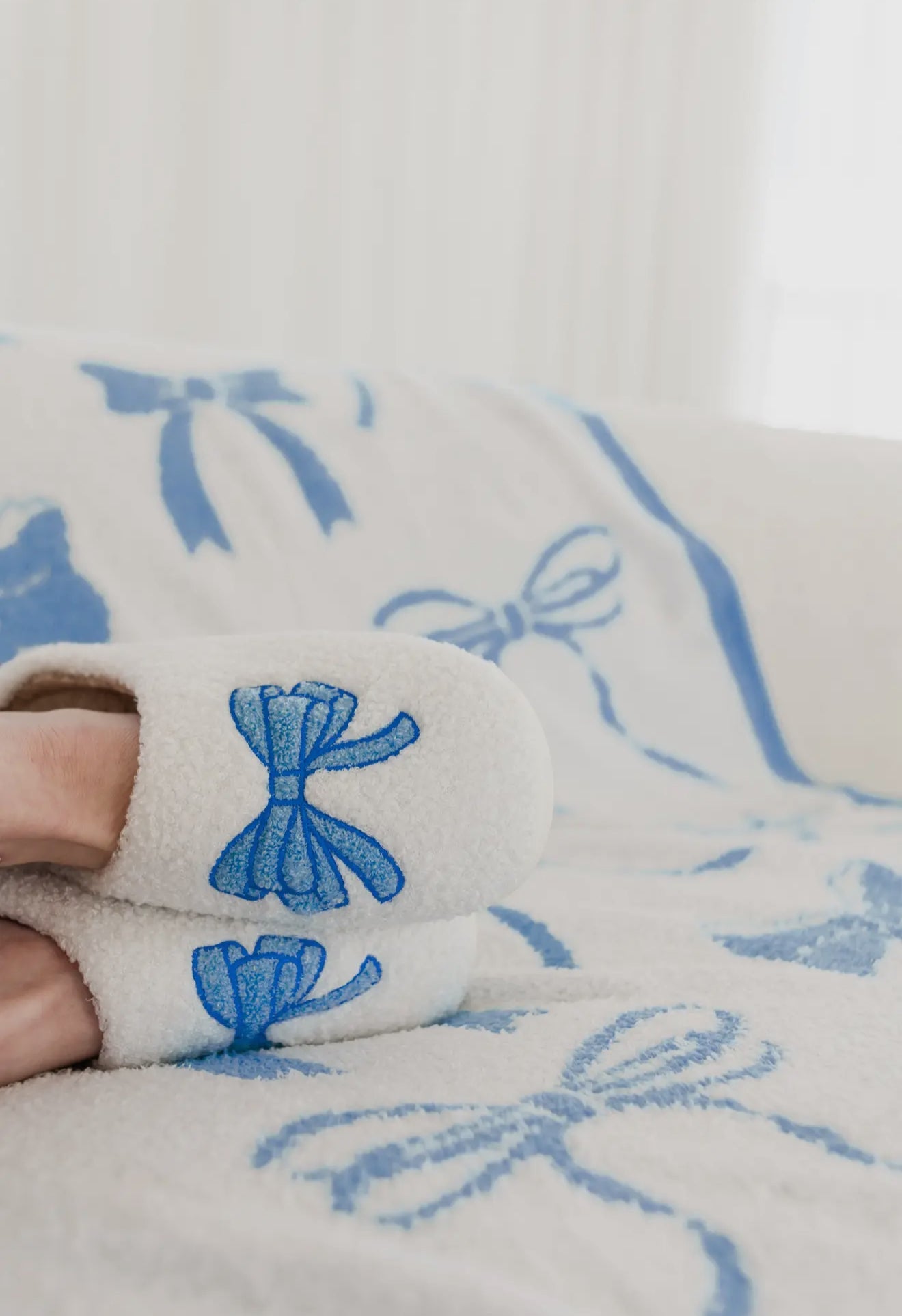 Cozy Blue Bow Luxury Throw Blanket - Jennie Dots