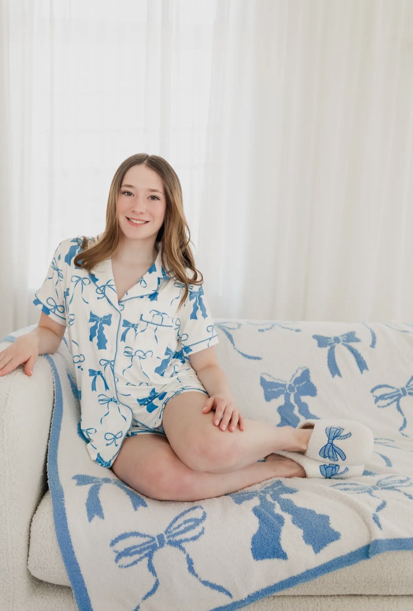 Cozy Blue Bow Luxury Throw Blanket - Jennie Dots
